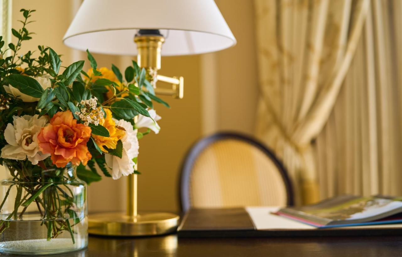 Castlemartyr Resort Hotel Εξωτερικό φωτογραφία A table lamp