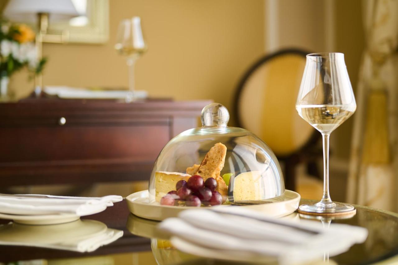 Castlemartyr Resort Hotel Εξωτερικό φωτογραφία A wine glass
