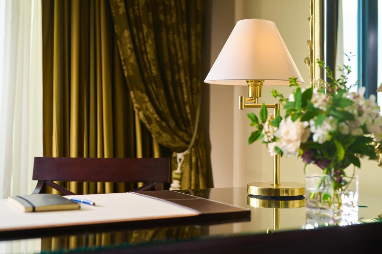 Castlemartyr Resort Hotel Εξωτερικό φωτογραφία A table lamp